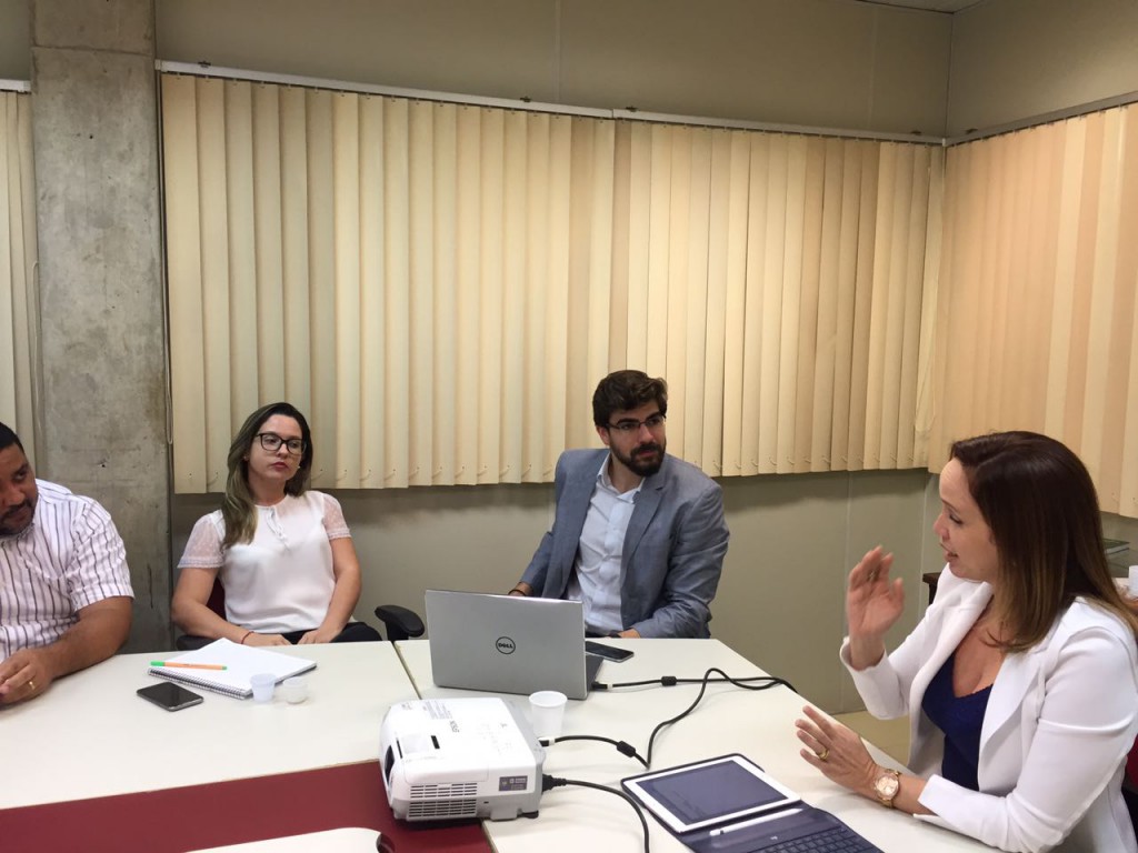 Viviane Moura e Diogo Simões juntamente com equipe da SUPARC